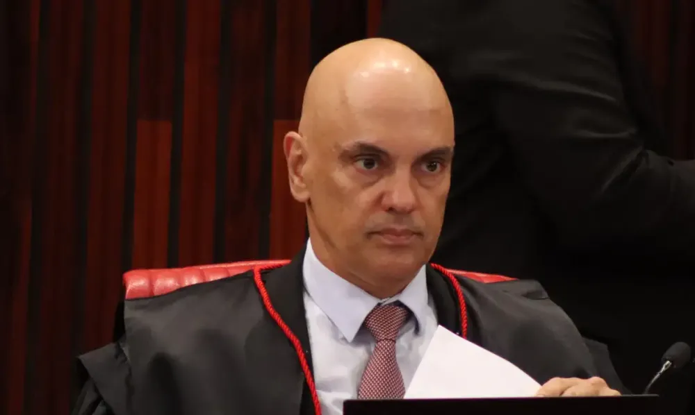 Moraes ordena tornozeleira eletrônica e proíbe Bolsonaro de falar com o filho Eduardo