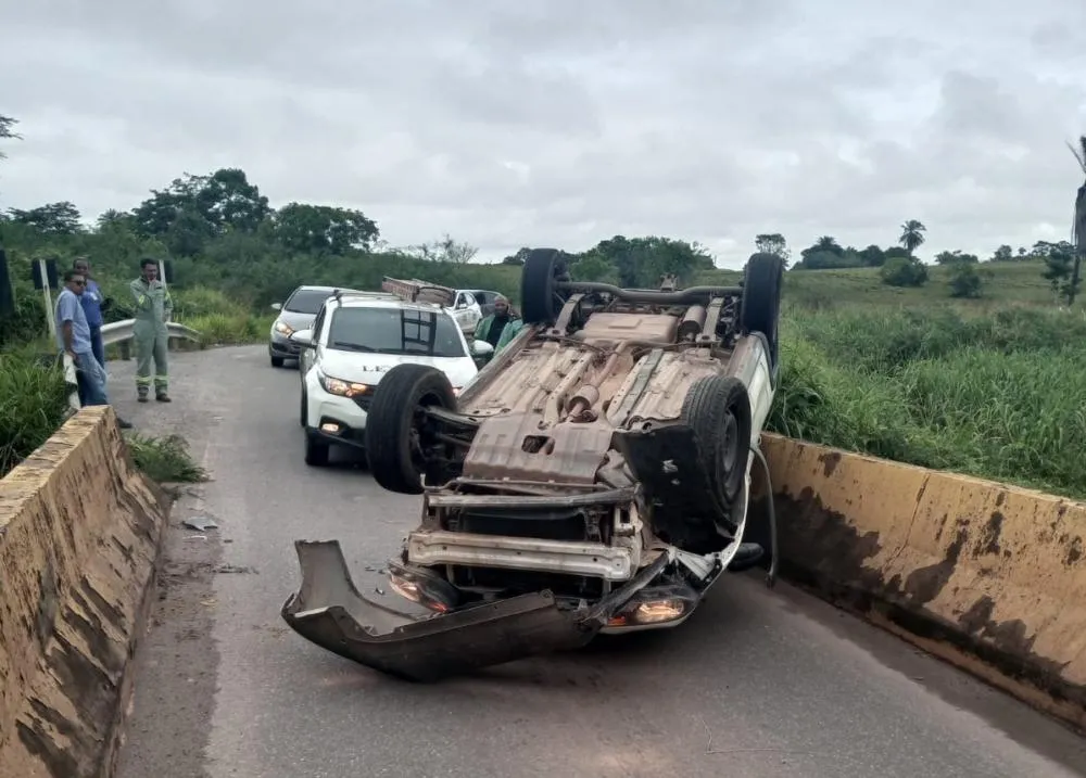 Carro de empresa de telefonia capota em ponte na zona rural de Mata de São João