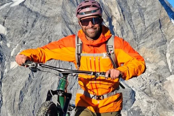 Influencer de ciclismo morre aos 48 anos ao cair de barranco de 200 metros de altura