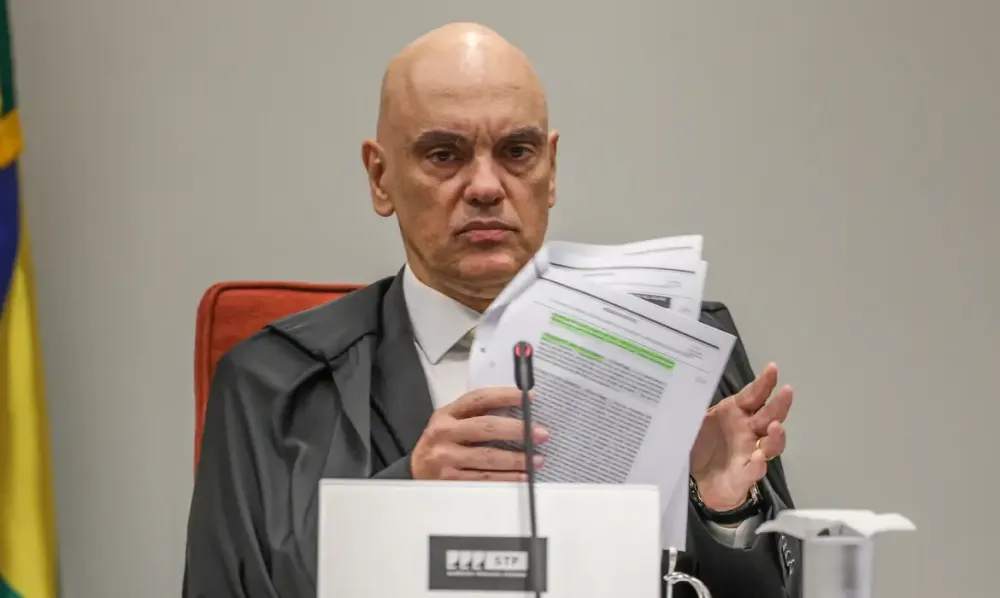  Eduardo aumenta ilícitos após tornozeleira em Bolsonaro, diz Moraes 