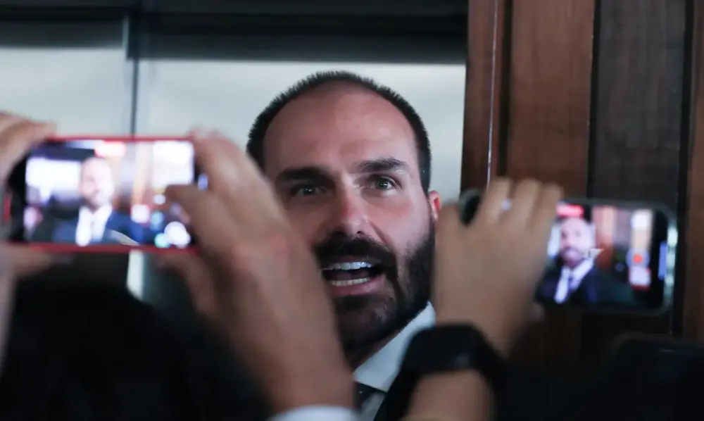  Eduardo Bolsonaro diz que não vai renunciar ao mandato de deputado 