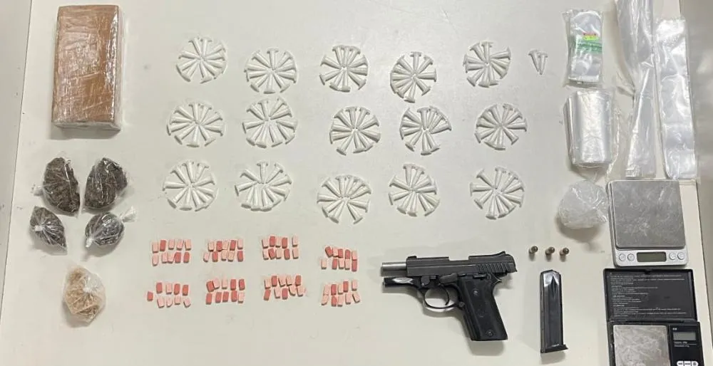 Polícia apreende armas e drogas durante operação e suspeito morre após troca de tiros