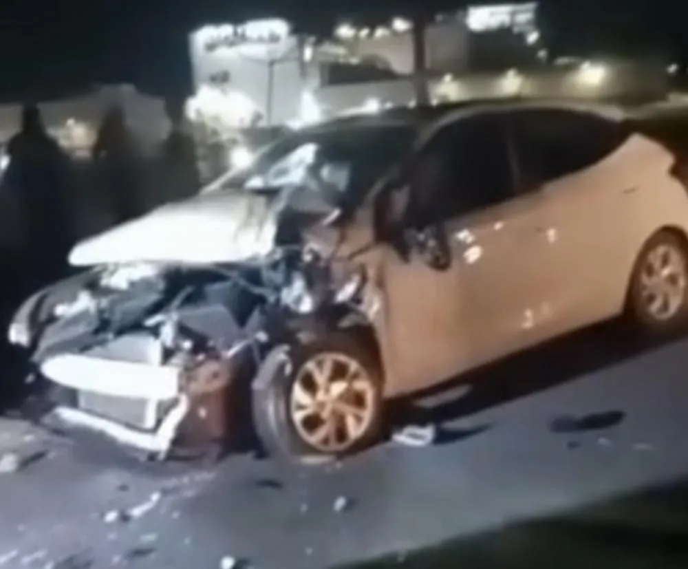 Acidente entre dois carros congestiona Via da Cetrel