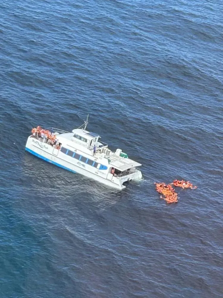 Catamarã fica à deriva após colisão com barco na Baía de Todos-os-Santos