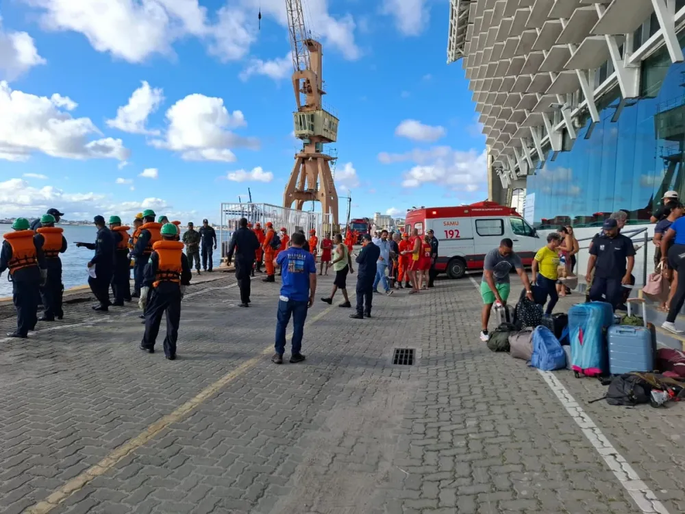 Turistas relatam pânico durante acidente com catamarã: “A água invadiu e muita gente passou mal”