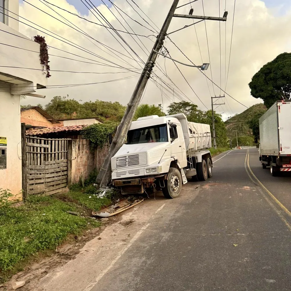 Caçamba bate em poste na estrada de Amado Bahia 