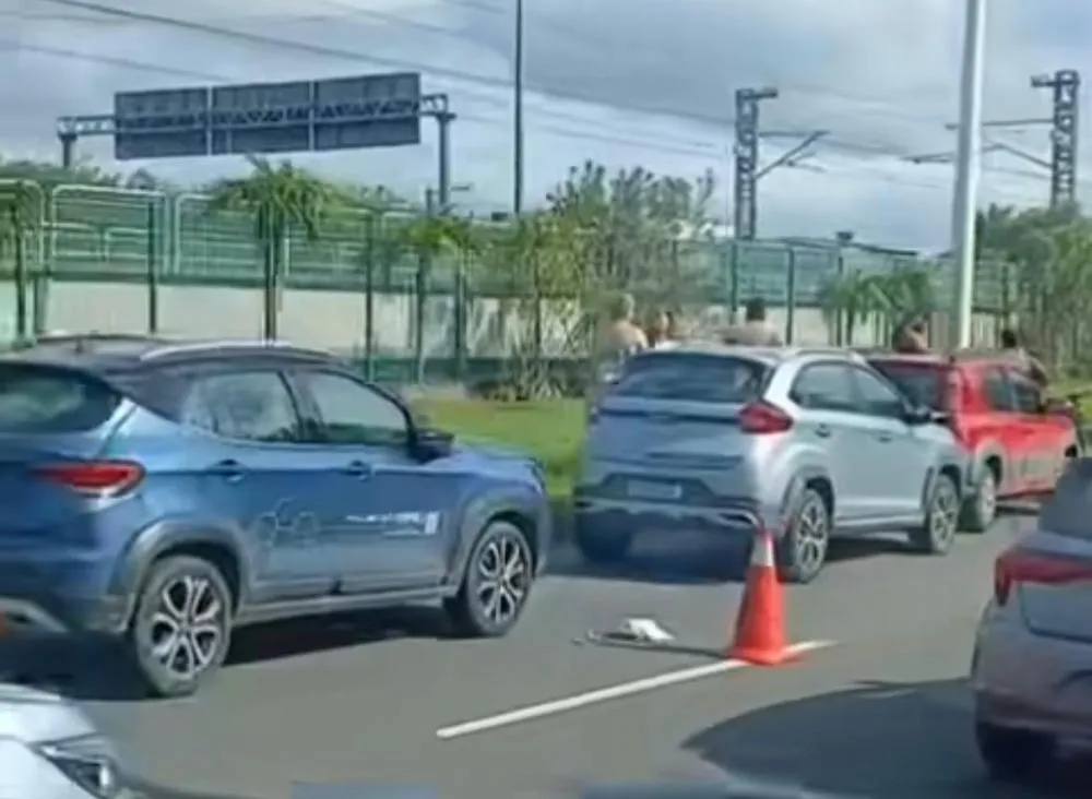 Engavetamento entre cinco veículos deixa uma pessoa ferida na entrada de Lauro de Freitas