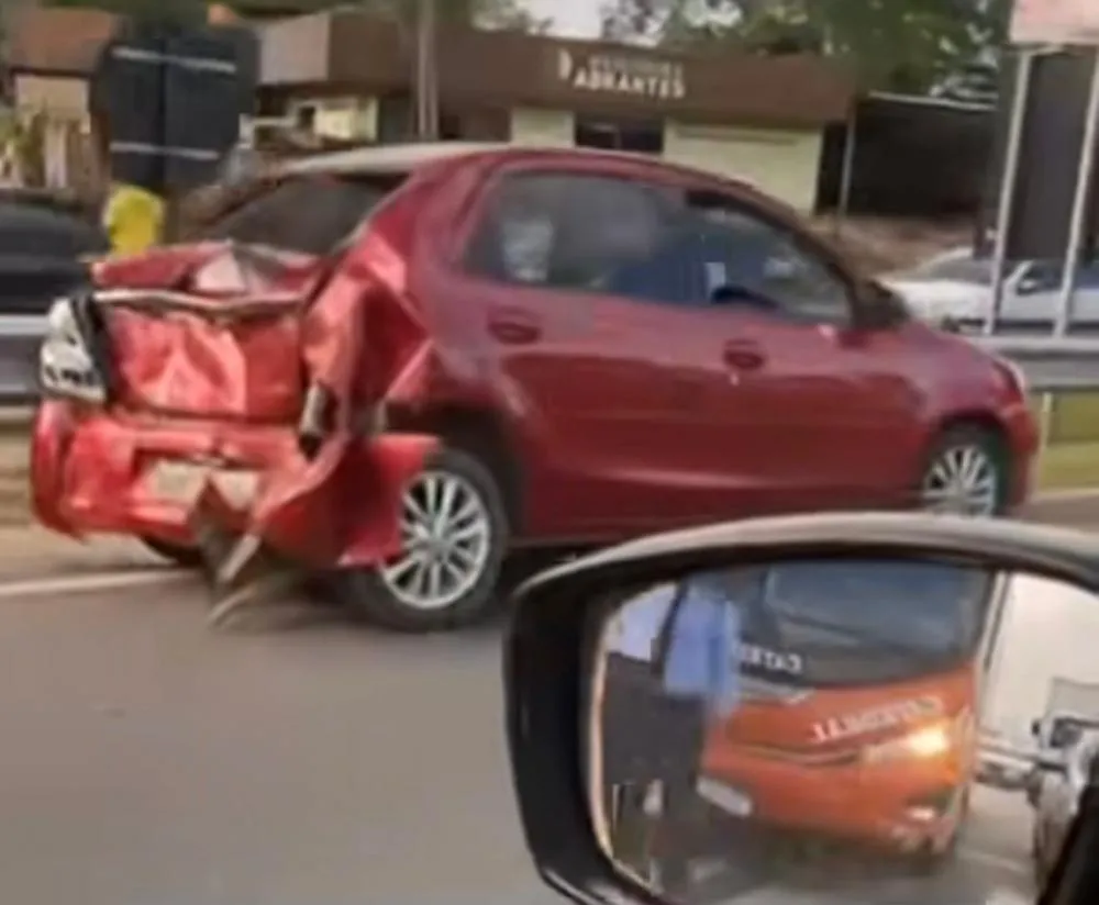 Ônibus colide com carro de passeio na Estrada do Coco