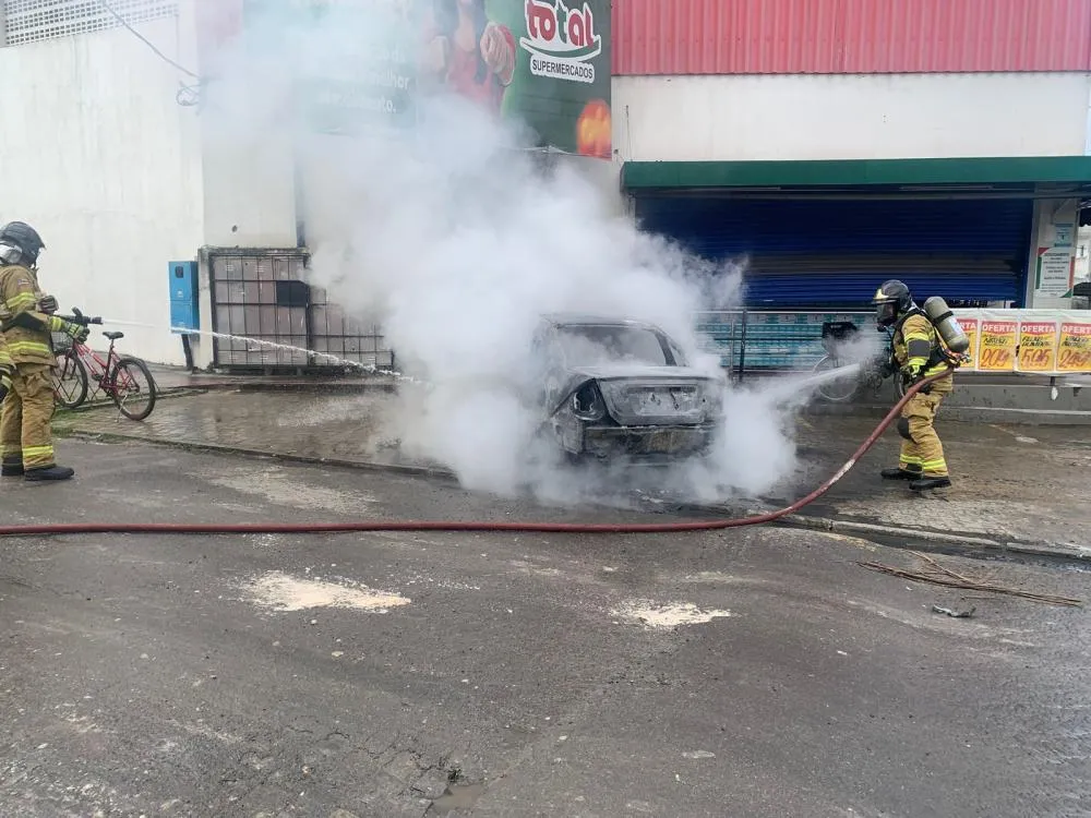 Carro pega fogo em estacionamento de supermercado em Dias d'Ávila
