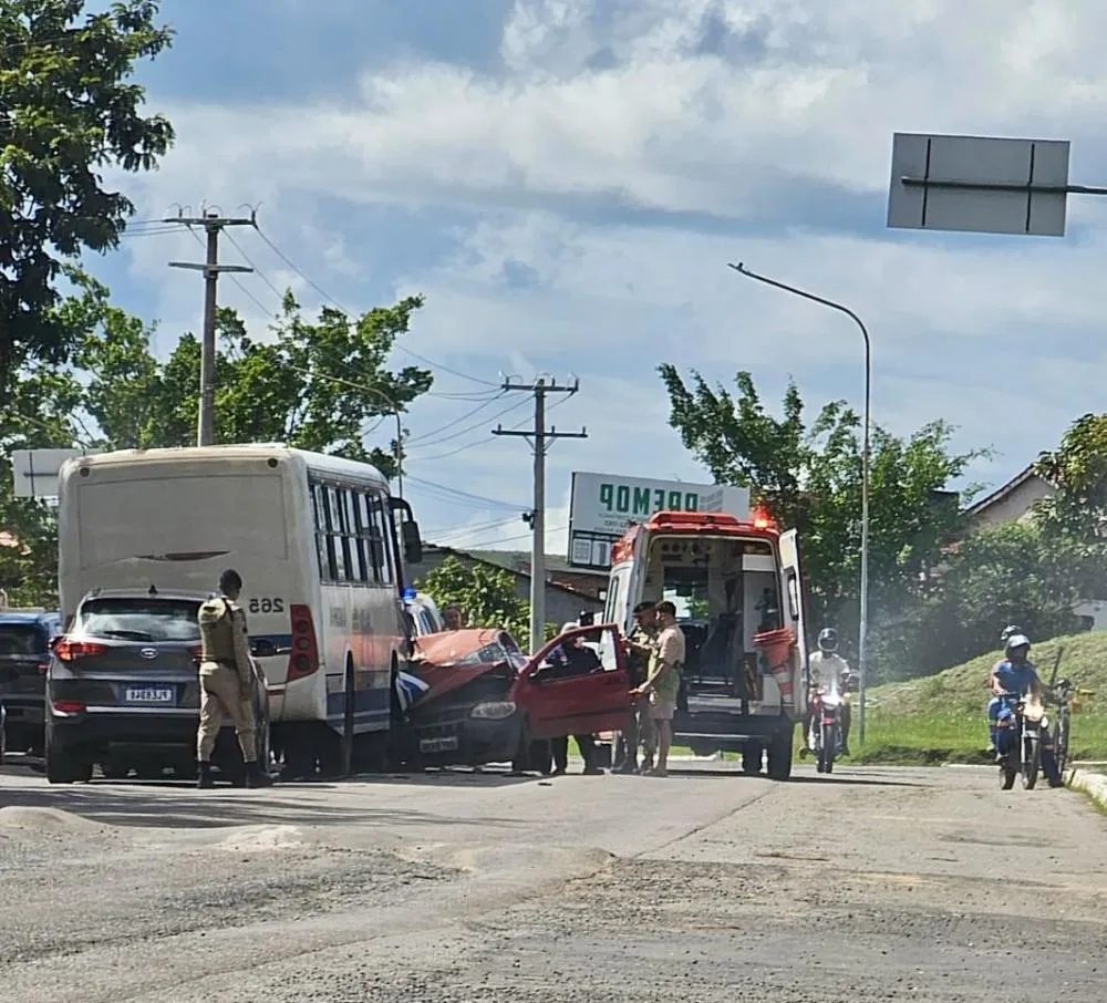 Motorista fica preso às ferragens após colisão frontal entre carro e ônibus em Pojuca