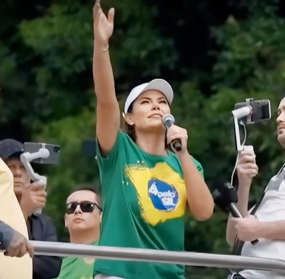 Michelle transfere domicílio eleitoral de volta ao DF após ser cotada para o Senado
