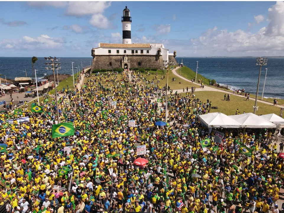 Ato pró-Bolsonaro reúne apoiadores no Farol da Barra, em Salvador