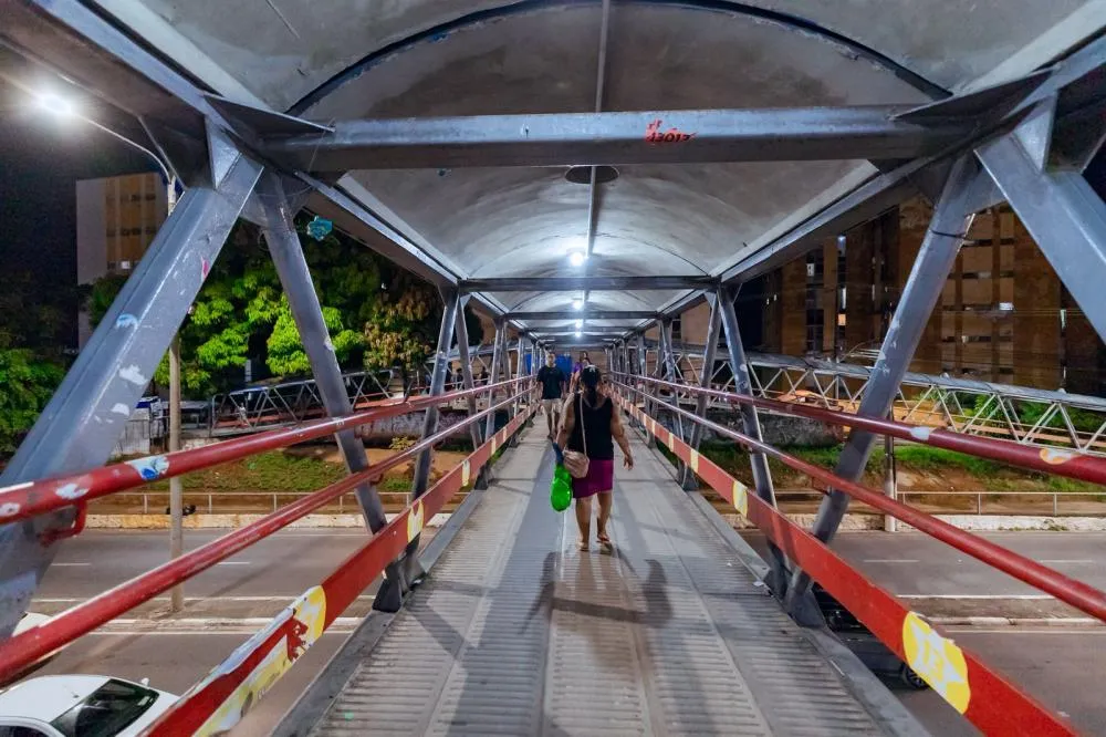 Passarelas da Estrada do Coco recebem 160 novas luminárias em LED em ação de modernização urbana