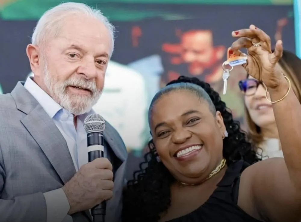 Após 35 anos de aluguel, moradora de Pojuca recebe chave da casa própria das mãos do presidente Lula