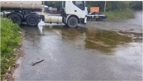 Vazamento de biodiesel interdita acesso a Simões Filho na BR-324