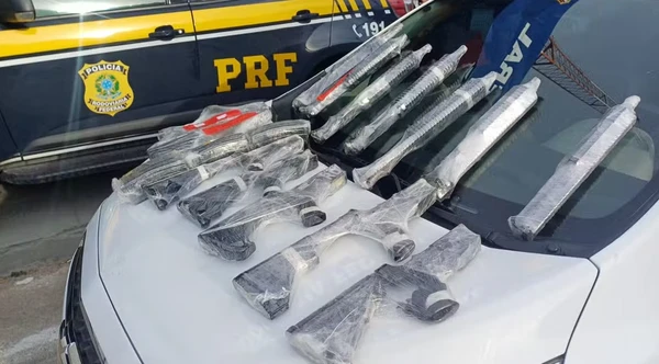 Sete fuzis que seriam entregues a facção na Bahia são apreendidos no Rio