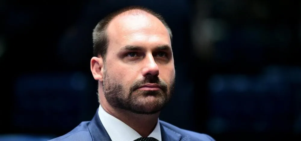 Mesmo fora do país, Eduardo Bolsonaro segue com salário e gabinete de R$ 123 mil