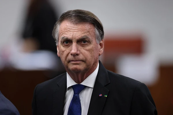 Moraes autoriza Bolsonaro a receber visita de filhos e outros familiares em casa