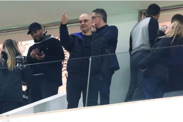 Jornal demite fotógrafo que flagrou Moraes mostrando dedo do meio em estádio