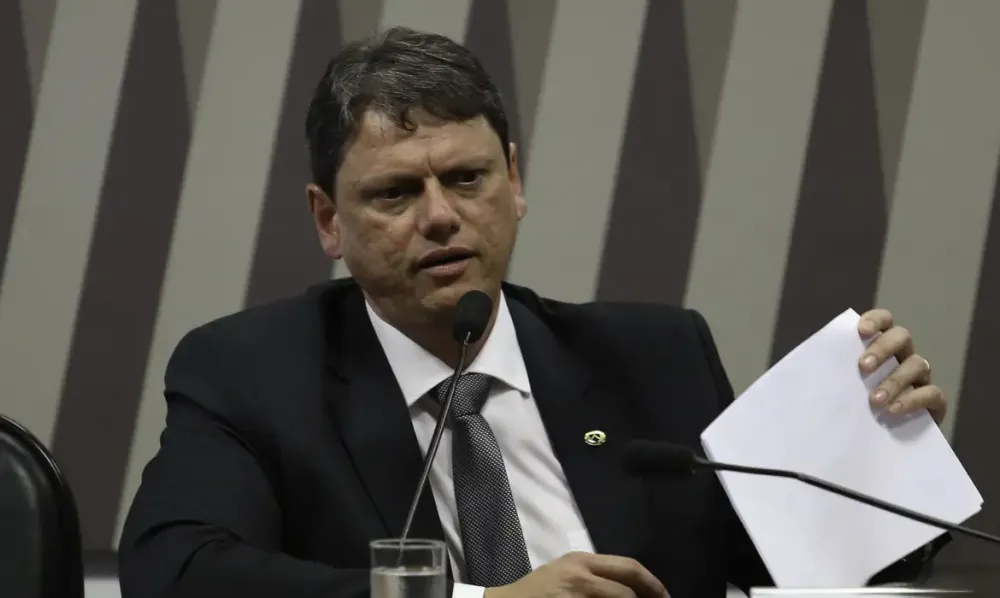 Tarcísio age para mostrar lealdade a Bolsonaro, mas rejeita radicalização