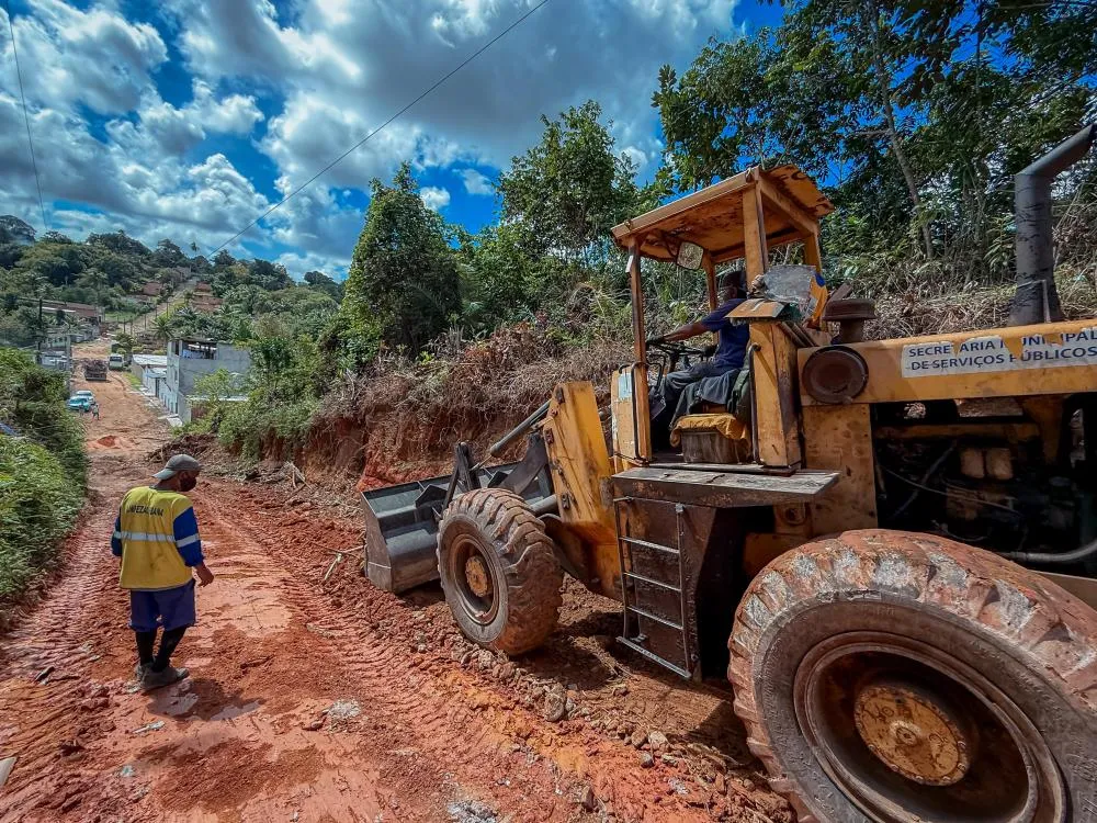 Prefeitura realiza serviço de melhoramento viário no bairro do Quingoma em Lauro de Freitas 