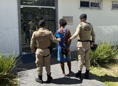 Homem em surto tenta esfaquear pedestres na Praça da Gleba E