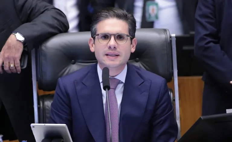 Hugo Motta quer pautar projetos sobre proteção de crianças e adolescentes no meio digital