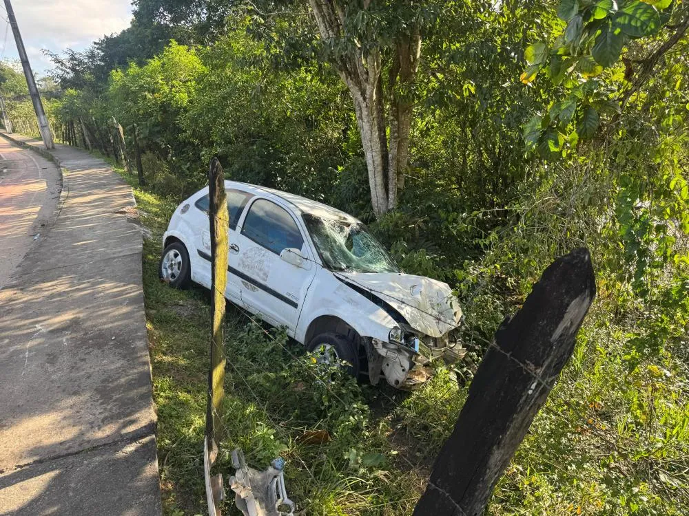 Carro e moto colidem próximo ao Bonfim; motociclista fica ferido