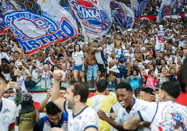 Torcida do Bahia é mais pobre e mais periférica que a do Vitória, diz pesquisa