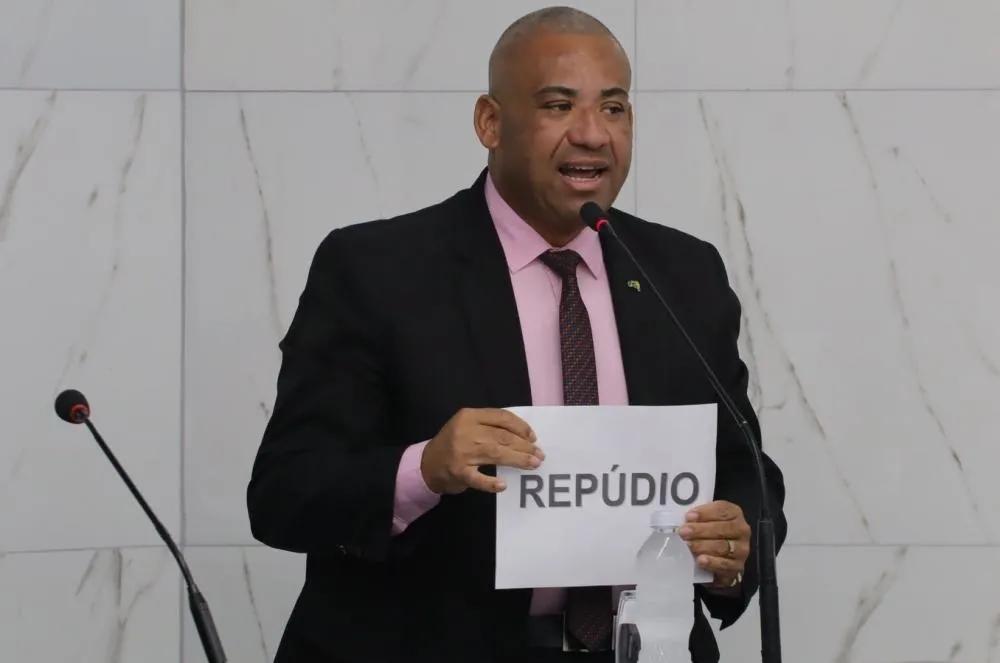 Vereadores aprovam moção de repúdio à proibição de orações em escola estadual 
