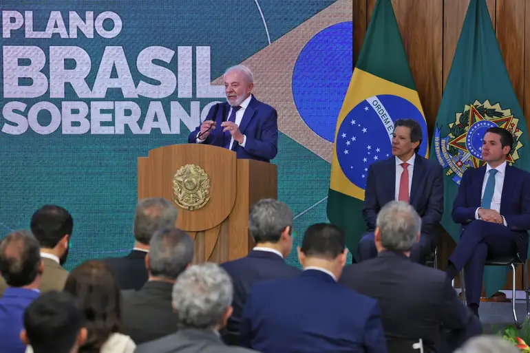 Governo anuncia R$ 30 bi em crédito para setores afetados por tarifaço