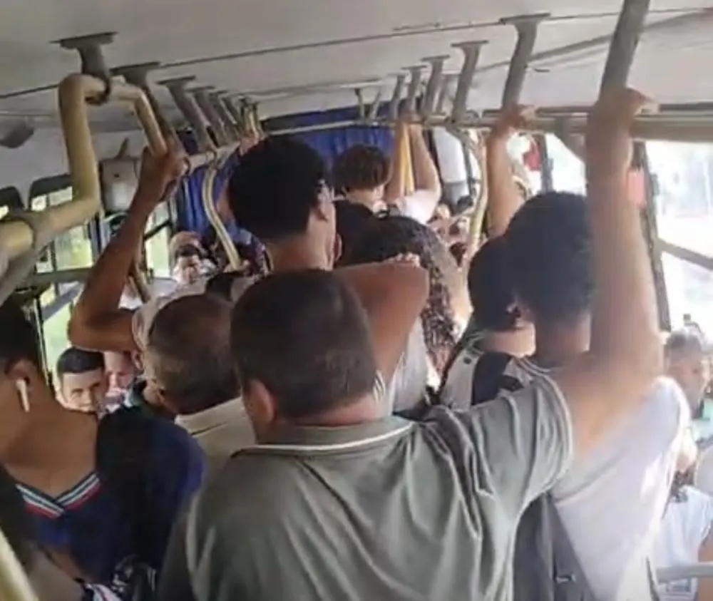 Vídeo mostra estudantes e adultos espremidos em transporte escolar de Camaçari