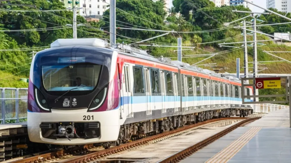 Homem que ficou preso entre plataforma e trem do metrô recebe alta