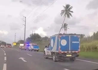 Um ciclista morre e outro fica ferido em acidente na BA-099, entre Arembepe e Guarajuba