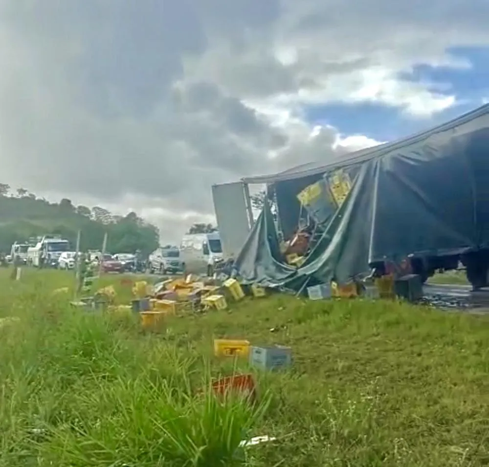 Carreta carregada de cerveja tomba e carga é saqueada na BA-093