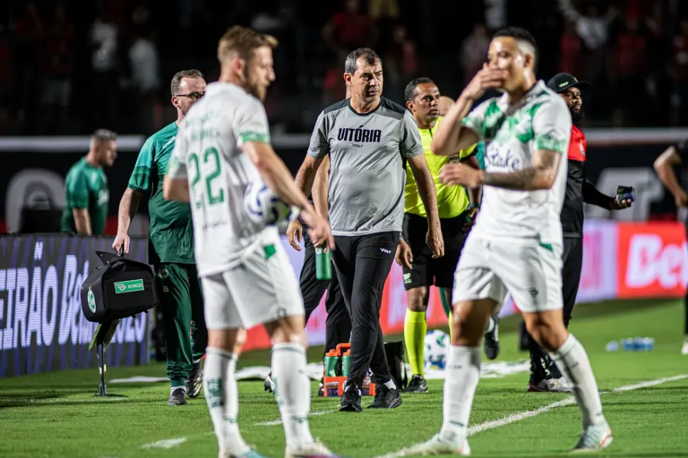 Carille reconhece falhas no fim dos jogos após novo empate do Vitória no Barradão