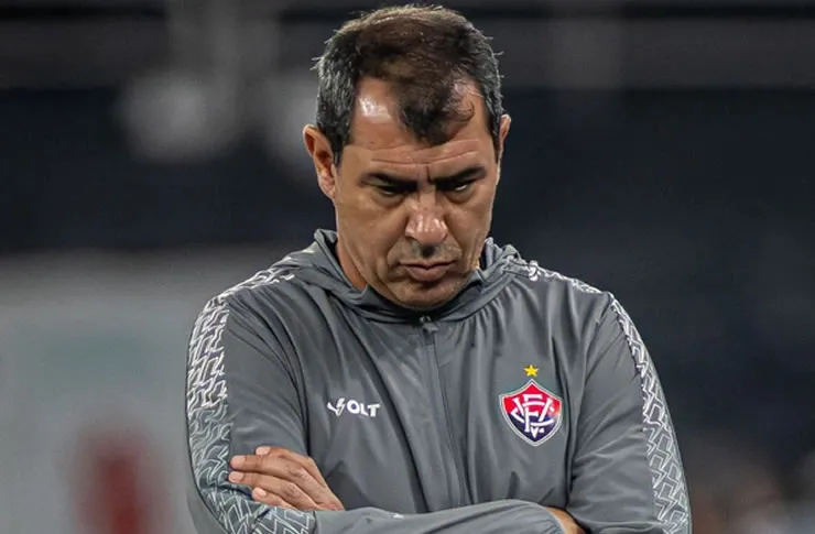 Vitória cai para a zona de rebaixamento após goleada do Vasco no Santos