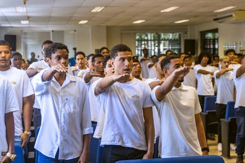 Juramento à Bandeira reúne jovens e emociona famílias na sede e no litoral