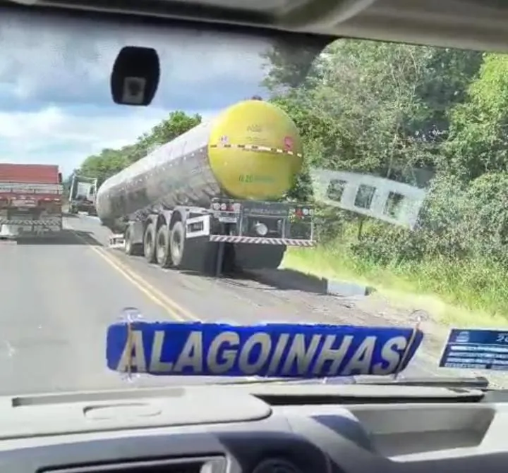 Tanque de caminhão se desprende de carreta e interdita trecho da BR-101, em Entre Rios