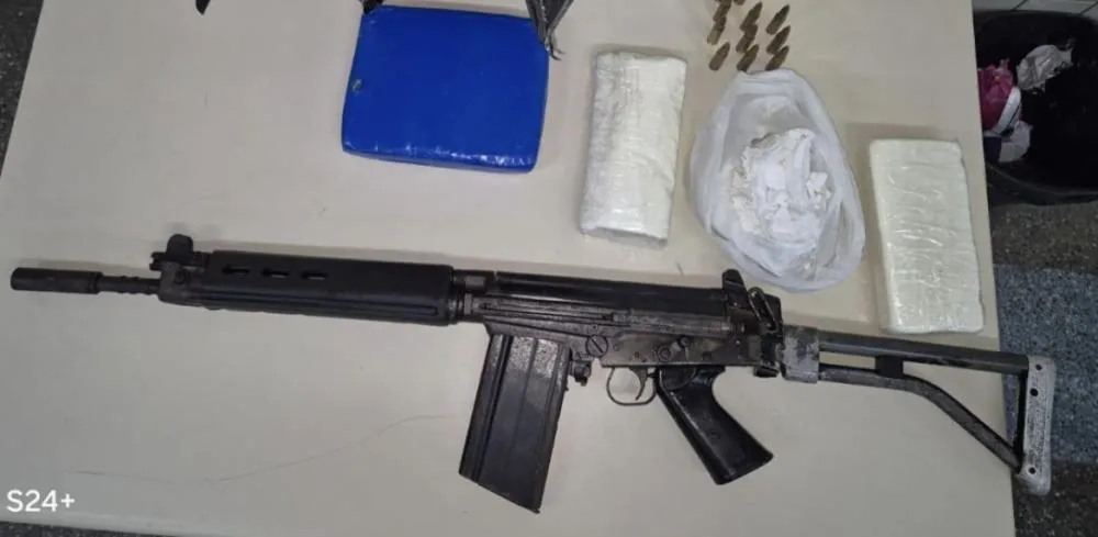 Fuzil, munições e drogas são apreendidos pela PM em Camaçari