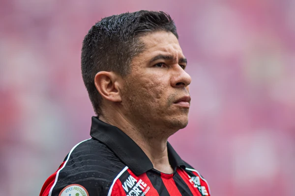 Mesmo a cinco jogos sem vencer, Osvaldo vê progresso no Vitória: 'Evolução nítida'