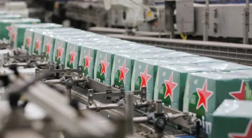 Ambev e Heineken promovem reajuste nos preços das cervejas no Brasil
