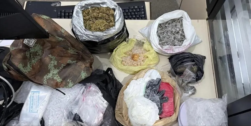 PETO apreende 950 pinos da droga K9 no bairro Chafariz em Lauro de Freitas