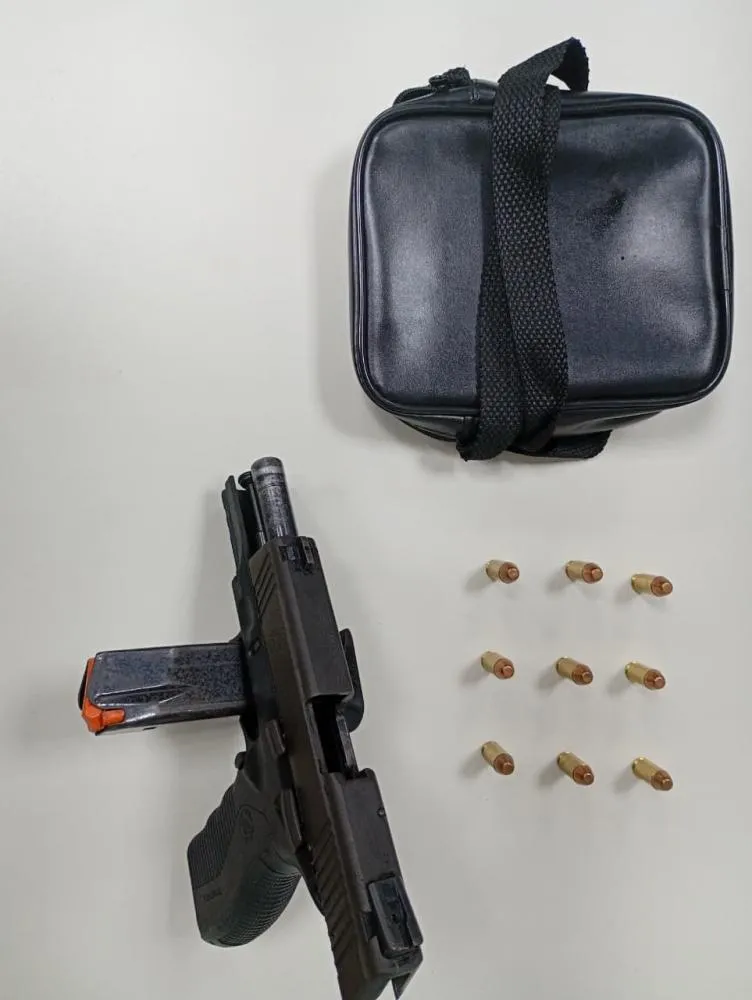 Pistola é apreendida pela PM no Phoc I em Camaçari