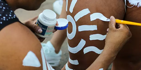 Dupla é detida no Centro Histórico após cobrar R$ 400 a turistas por pinturas tribais