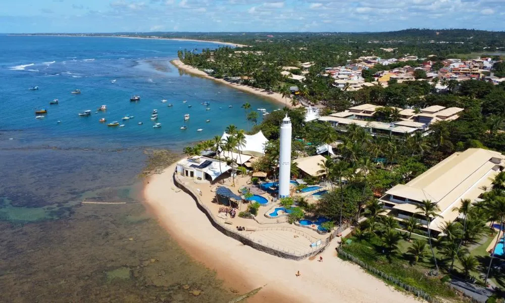 Praia do Forte é eleita a melhor do Brasil em 2025, segundo ranking KAYAK