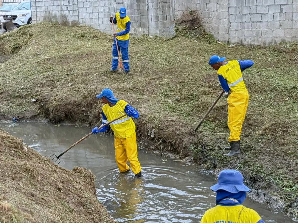 Limpeza de canais e drenagem reduz riscos de alagamento em bairros da cidade