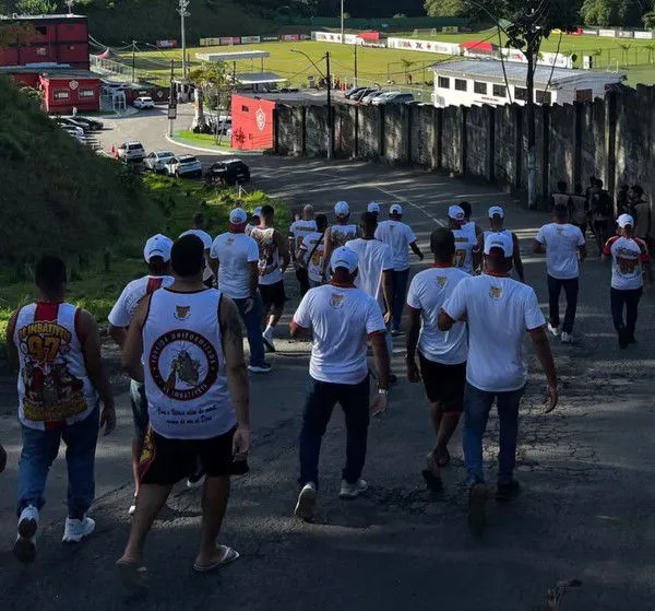Torcida organizada do Vitória enquadra jogadores após goleada histórica para o Flamengo