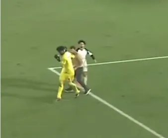 Torcedor do Athletico-PR invade campo e agride goleiro Hugo Souza, do Corinthians
