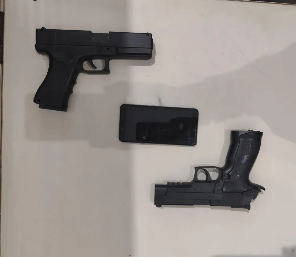 PM flagra dois homens com réplicas de arma de fogo em Lauro de Freitas